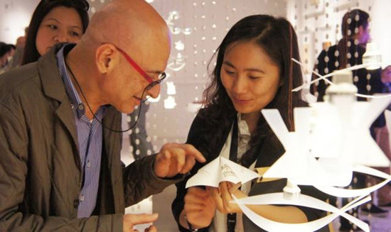 荣麟家居工作人员热切的为外国友人讲解展品。