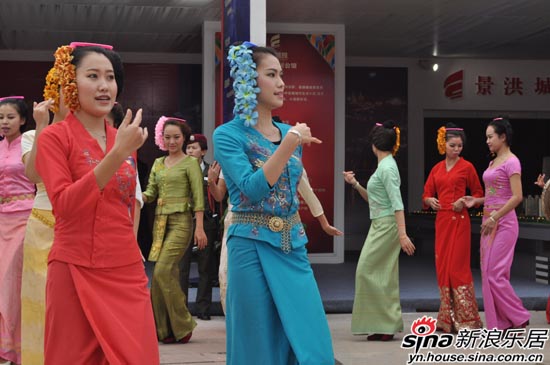 图为 房交会现场的傣族姑娘