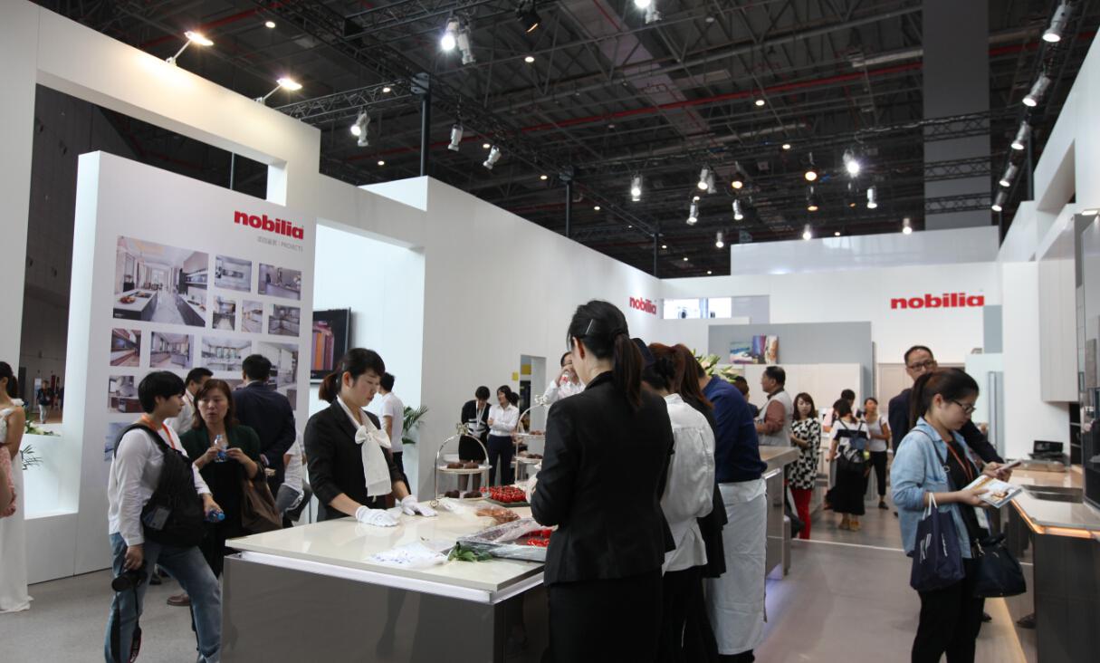 展会现场人流密集 展会现场人流密集