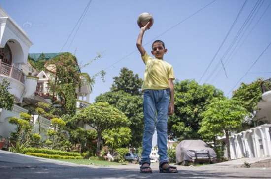 印度5岁男童身高1.75米 揭秘NBA中国巨人豪