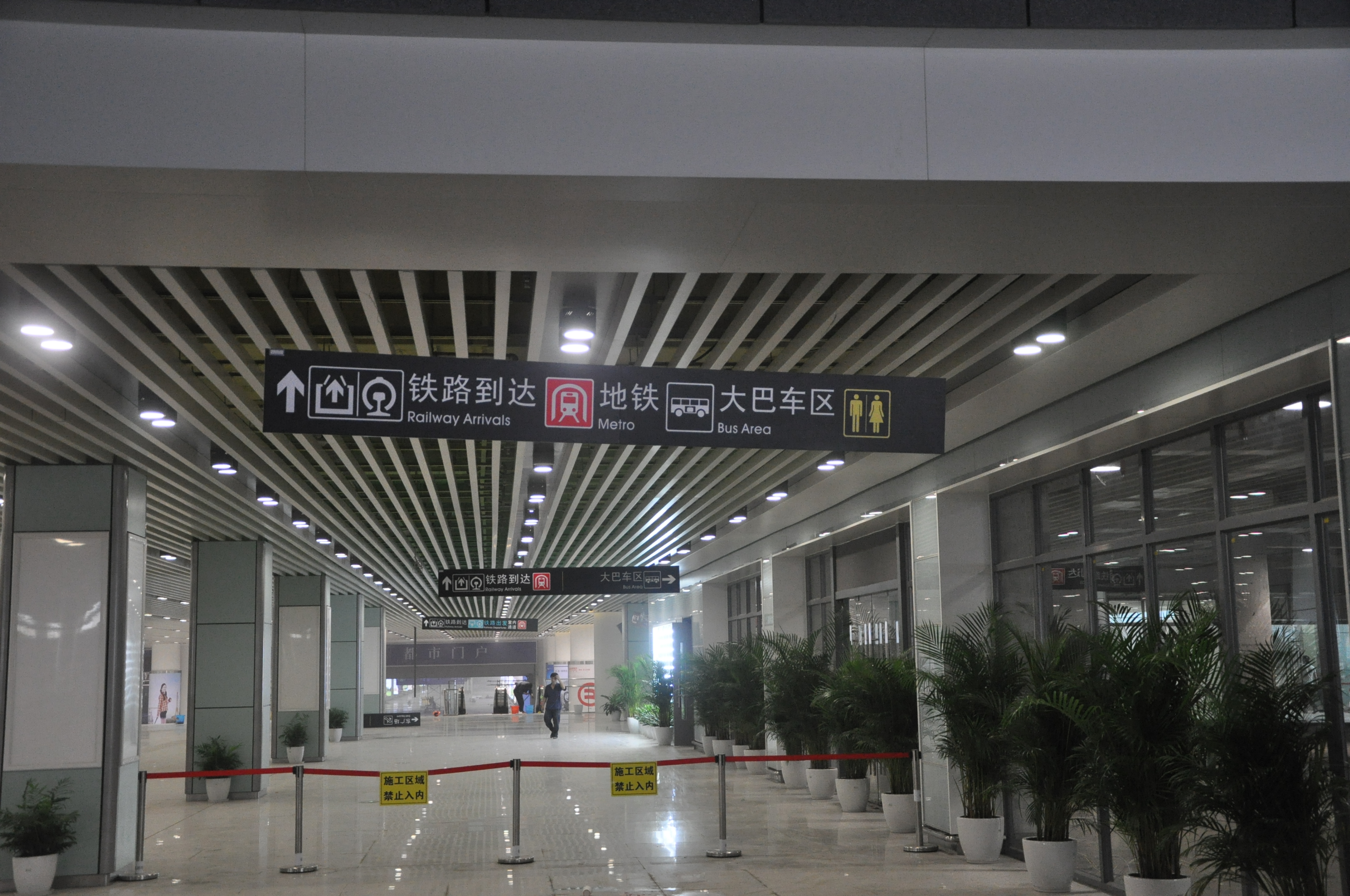 图为杭州新东站候车大厅