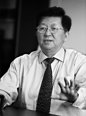 图为孟晓苏在办公室接受本报记者采访。
