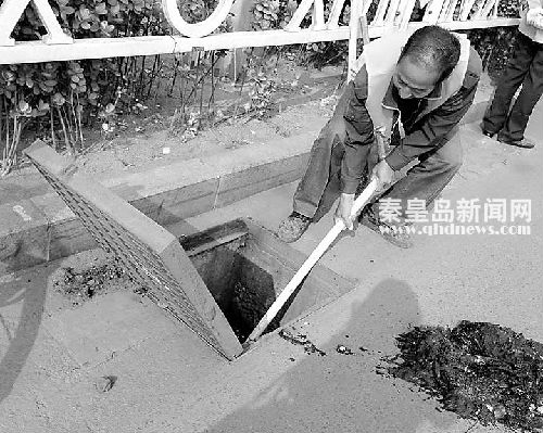 秦皇岛市政部门为雨水井清淤挖出好多垃圾