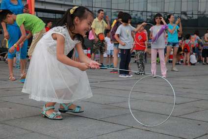 孩子們手中玩著鐵父母兒時的玩具,感受著隔代的別樣幸福 孩子們手中玩著鐵父母兒時的玩具,感受著隔代的別樣幸福