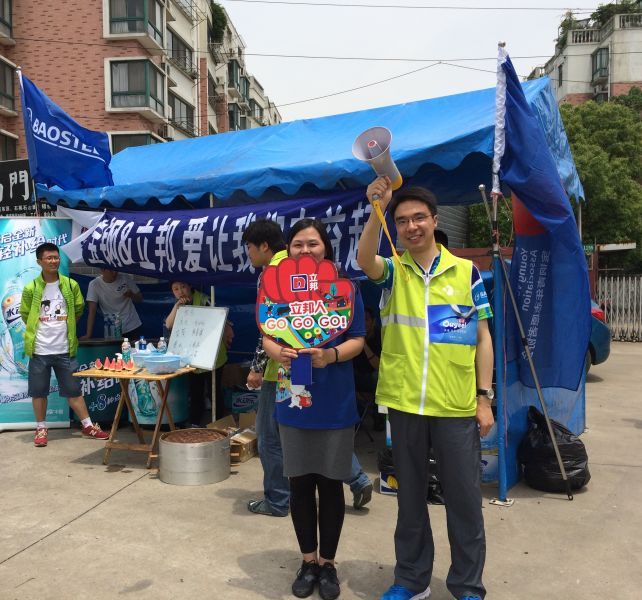 立邦和宝钢联合设立的志愿者服务点,为暴走队员提供能量补给