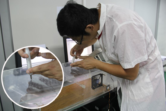 把甲醛溶液注入密封箱 把甲醛溶液注入密封箱