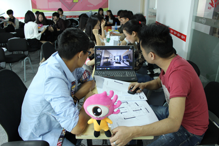 设计师向业主展示3D设计效果图
