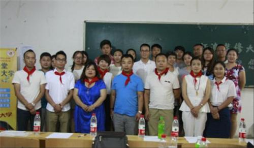 新浪裝修大學第一期師生合影 新浪裝修大學第一期師生合影