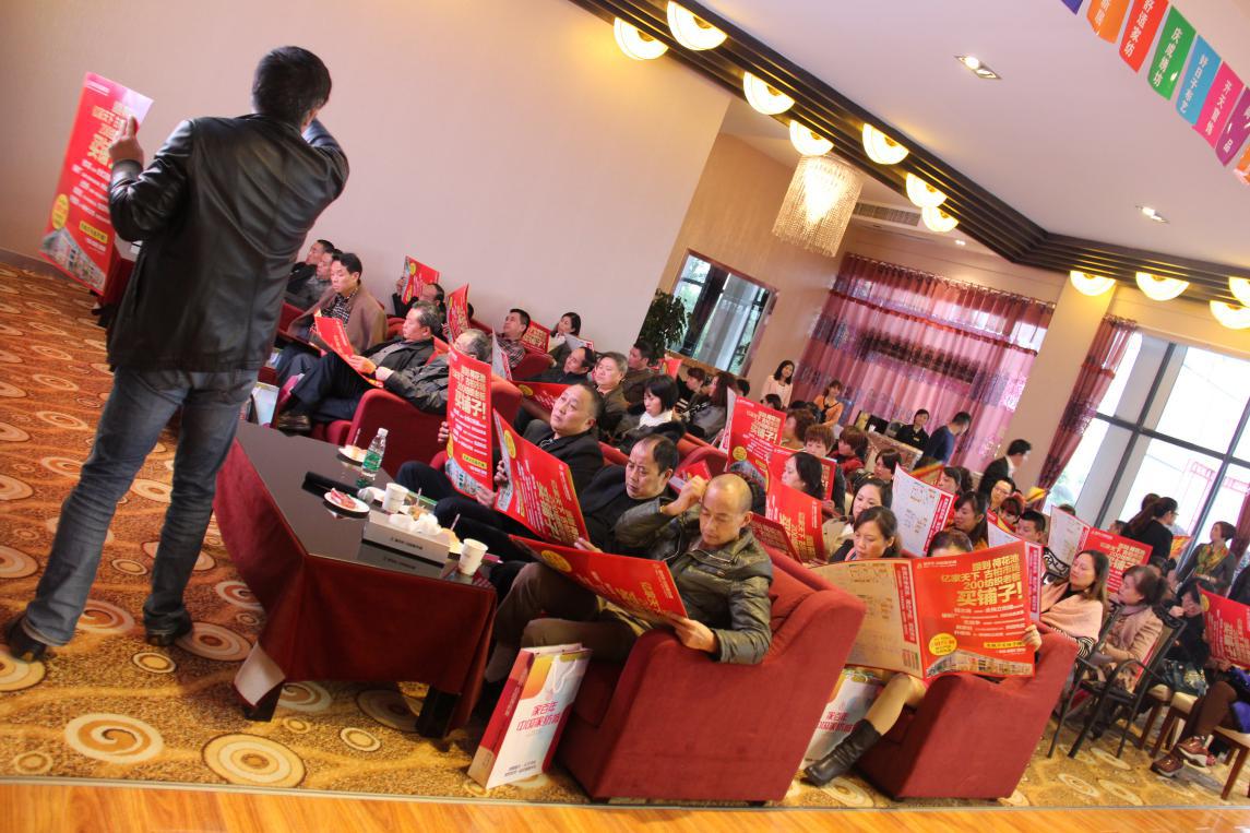 家百年家纺城迎成都工艺品贸易商会投资考察团