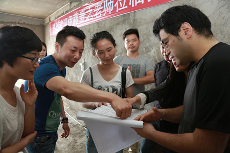 设计师黄波向伊藤贵之老师、业主讲解图纸