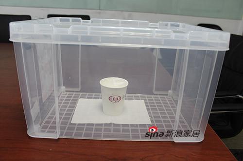 將1/3紙杯的晨陽水漆放入密封箱 將1/3紙杯的晨陽水漆放入密封箱