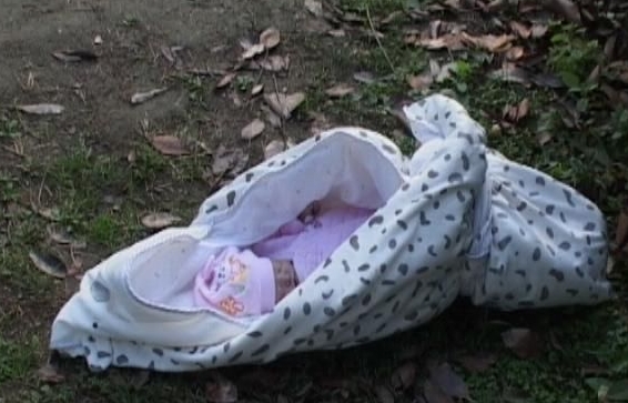 南京玄武湖公园 刚出生婴儿被遗弃活活冻死