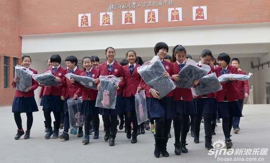 东胜壳儿落幕学习用品仪式圆满捐赠(图)情趣餐厅官网集团主题图片