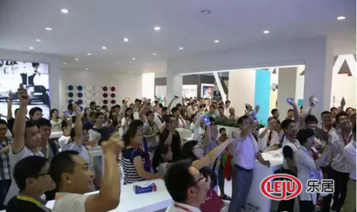 全民搖一搖，姿態百出，小伙伴們也是拼了