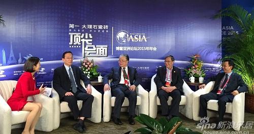 从右至左依次为:李志林、周文重、保育钧、刘世锦、艾诚