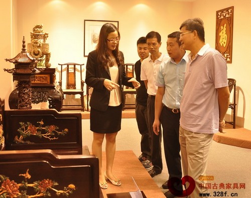 区氏臻品工作人员为参观者详细讲解展出的小叶紫檀家具