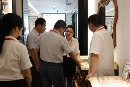 金牌卫浴市场总监王珊珊(右二)为参观嘉宾们介绍金牌卫浴产品 金牌卫浴市场总监王珊珊(右二)为参观嘉宾们介绍金牌卫浴产品