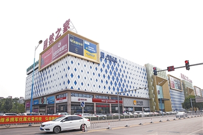 居然之家大兴店一层临街商铺有银行入驻。 居然之家大兴店一层临街商铺有银行入驻。
