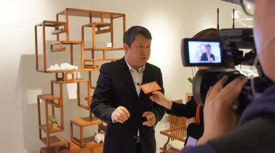 上海卫视对戚总进行电视采访。