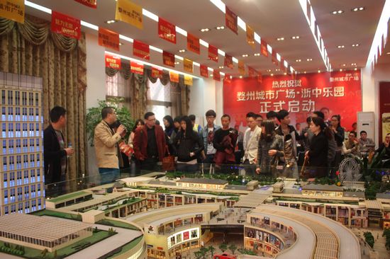 下午1點30分，房地產經紀人們紛紛到達婺州城市廣場售樓處