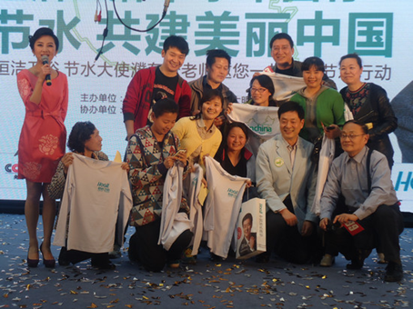 2013年,#節水中國行#在西安首發,濮存昕老師與節水大使們親切合影。 2013年,#節水中國行#在西安首發,濮存昕老師與節水大使們親切合影。