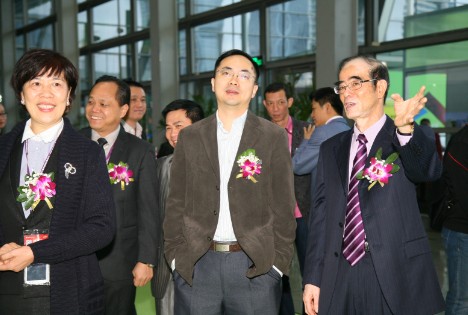 图为领导嘉宾视察展会