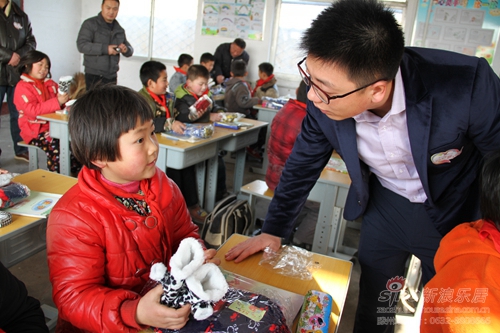 枣庄新浪乐居总经理王超向山区小学捐助爱心款