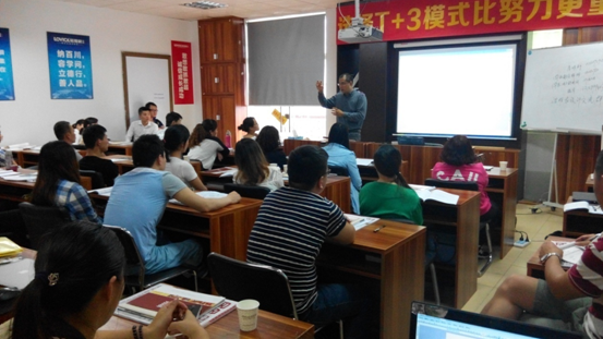 圖1:諾維家衣柜董事長周偉明從戰略高度剖析T+3模式,贏得經銷商一致認可