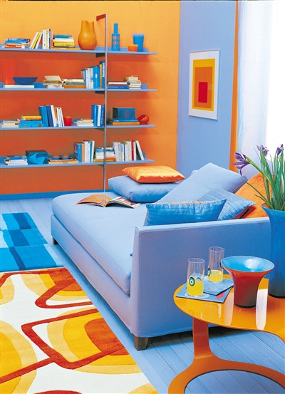 淡雅蓝色的沙发,地毯和热烈橙色的墙面,边几搭配互补,给秋日带来