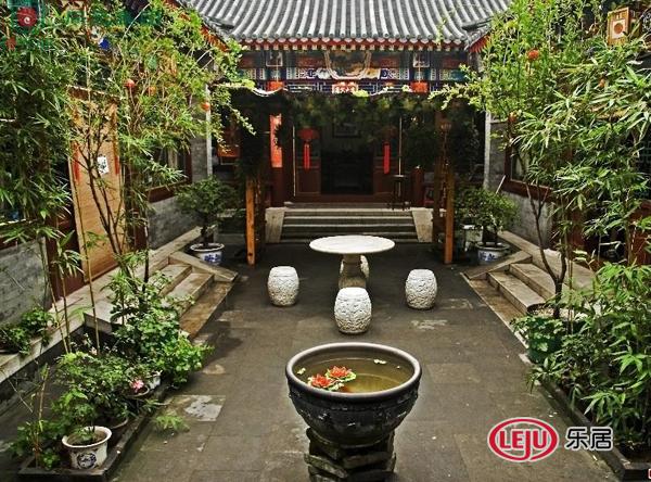 奶奶说四合院里的绿化也很讲究,各层院落中,都配置有花草树木,荷花缸