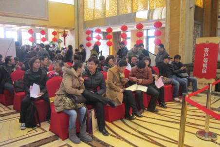 图为：开盘现场人潮涌动