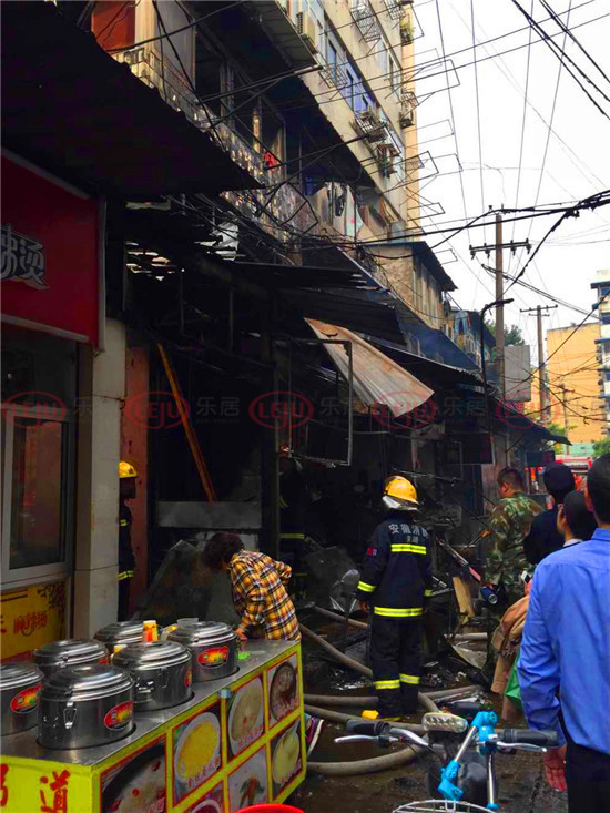 快讯:芜湖杨家巷小吃街一私人小餐馆发生液化