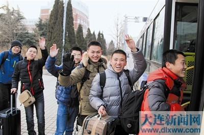 大连公交集团为大学生离校开通大学生专线