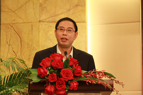 广东省社会组织管理局副处长郭金链宣读同意发起成立广东省橱柜行业协会的文件