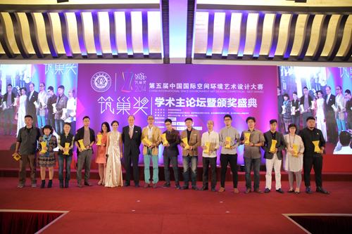 意大利驻华大使白达宁与获奖设计师合影留念