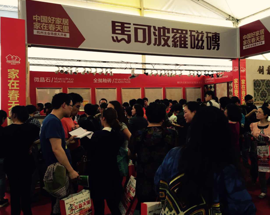 现场每个展位都人来人往