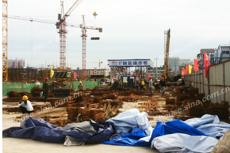 9月中旬，小王村建筑工地现场