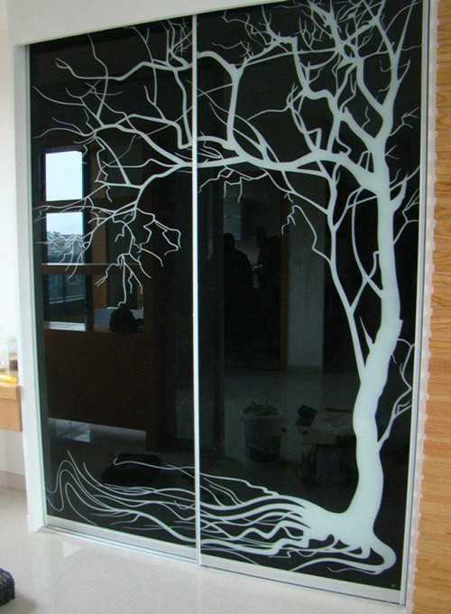 玻璃柜门上的这棵树，很有韵味玻璃柜门上的这棵树，很有韵味