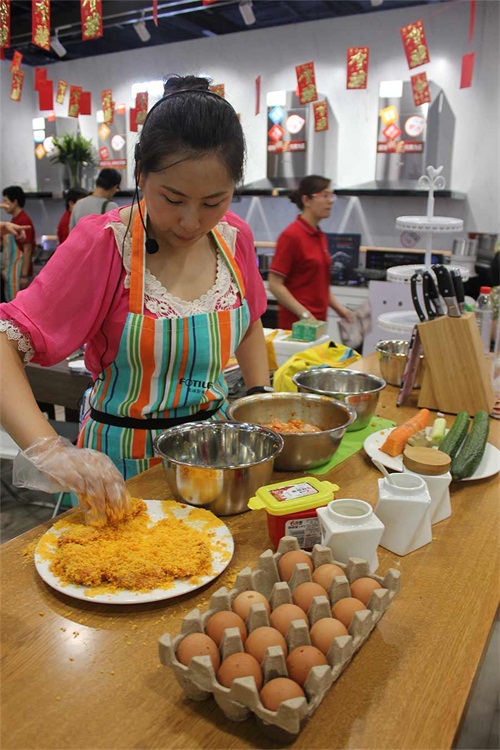 (美女營養師藍冰瀅在制作美食) (美女營養師藍冰瀅在制作美食)