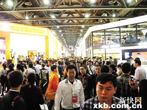 被围得水泄不通的广州衣柜展