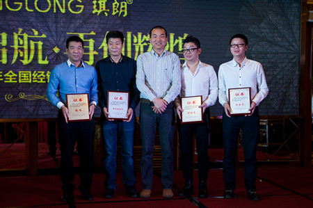 (袁總(中)頒發(fā)證書，左一：柯明先生，左二：陳月根先生，右二，阮傳君先生，右一：傅聲華先生)