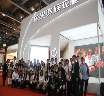 (苹果贵族的成功,离不开背后这支高效执行的团队支持,图为苹果贵族参展2013广州衣柜展留影)
