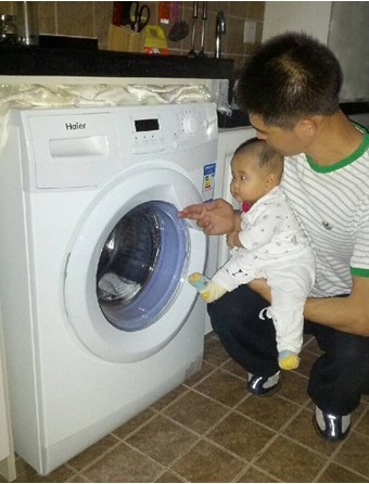 海尔小区喜迎新生儿 海尔洗衣机呵护宝宝健康