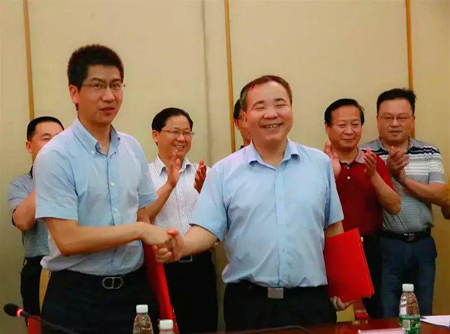 居然之家湖南分公司總經理顧月明先生(左)與湖南老爹實業科技開發股份有限公司董事長田儒斌先生(右)合影 居然之家湖南分公司總經理顧月明先生(左)與湖南老爹實業科技開發股份有限公司董事長田儒斌先生(右)合影