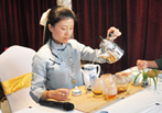 茶艺师表演茶道 与名博一起品茶