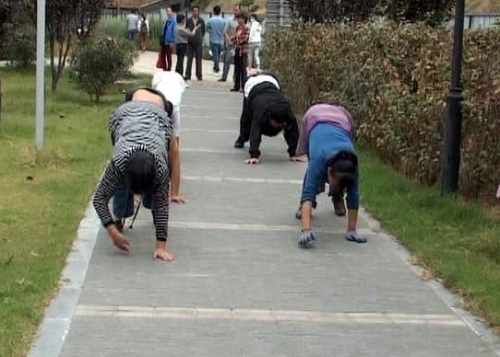 郑州市民爬行锻炼如丧尸 称可治疗颈椎病降血