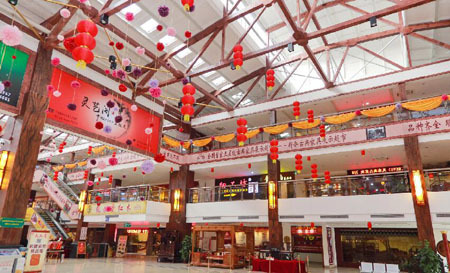 大紅燈籠高高掛，誠信開發(fā)家具城。