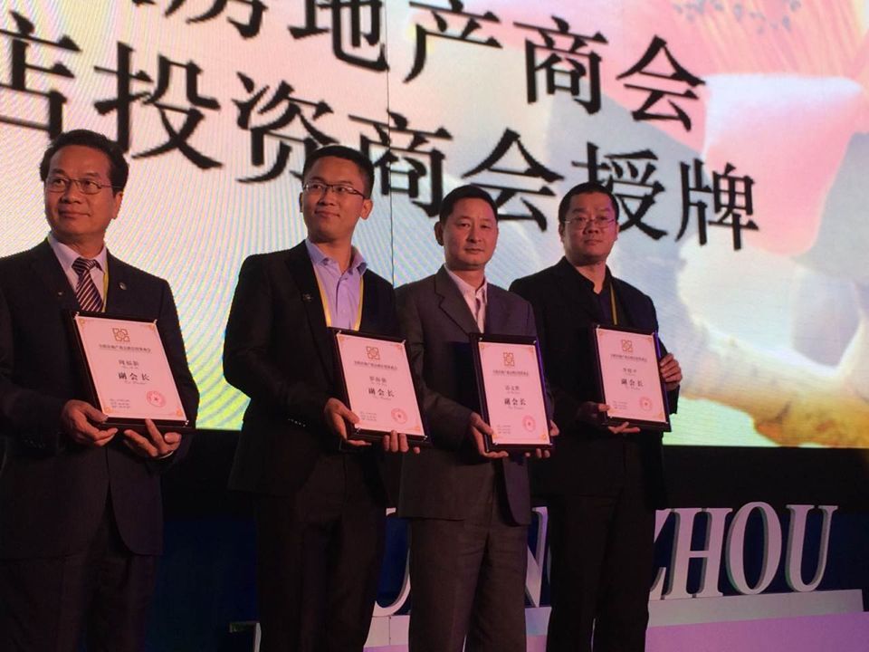  簡一大理石瓷磚國內營銷總經理 邱文勝上臺領獎右二