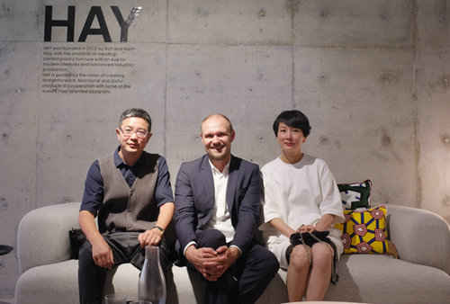 泡泡藝廊創(chuàng)辦人于強(左)、毛樺(右)與HAY品牌創(chuàng)始人Rolf Hay
