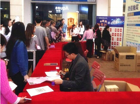 抽獎的顧客進(jìn)行有序登記和排隊(duì)